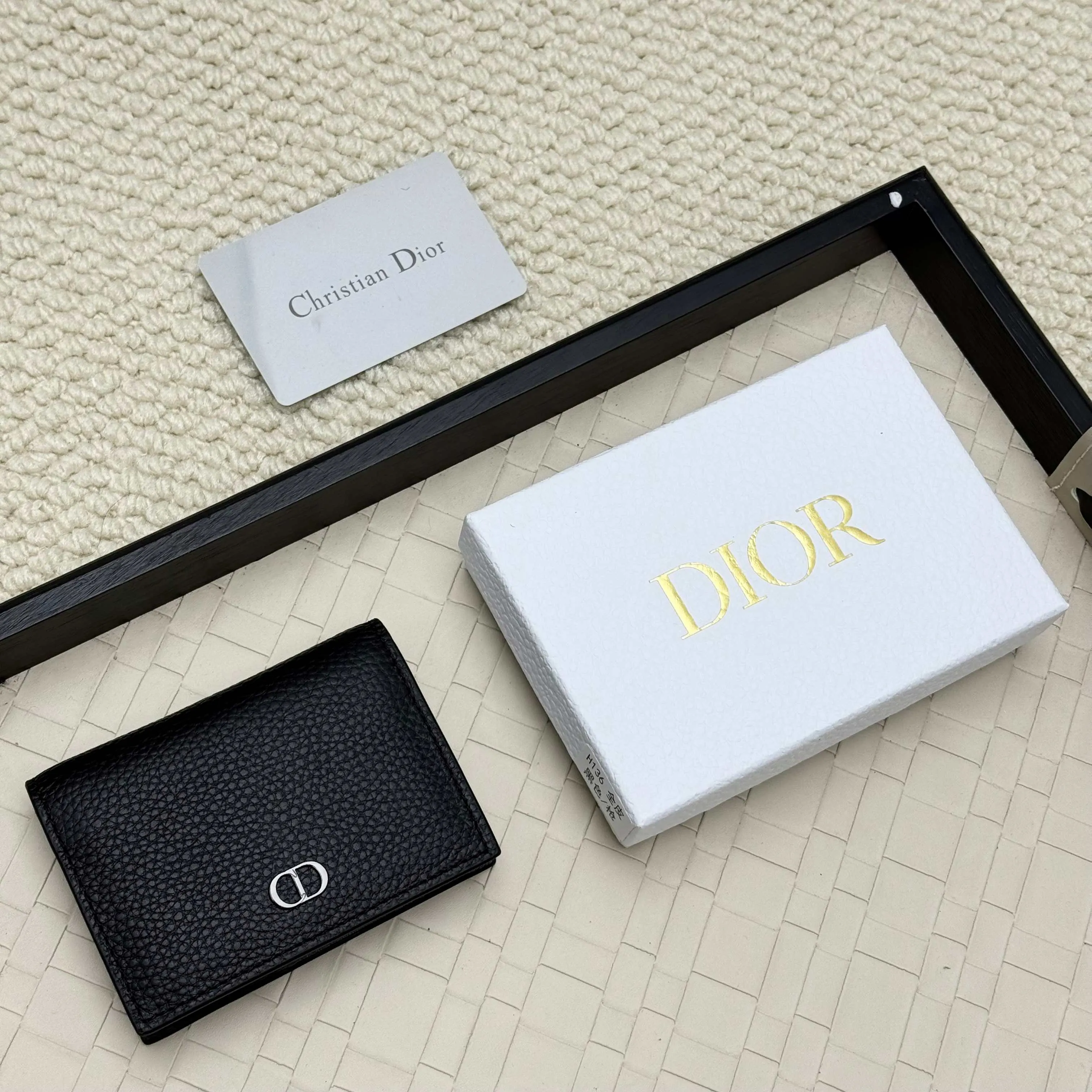 ￥120💰Business card holder is practical and exquisite👏🏻The interior is made of black smooth cowhide. Featuring an interior gusseted compartment with card slots, and a flip-top lid with two card slots. "DIOR" logo on the front and interior. No.: 136 Size: 10*6.8*2cm