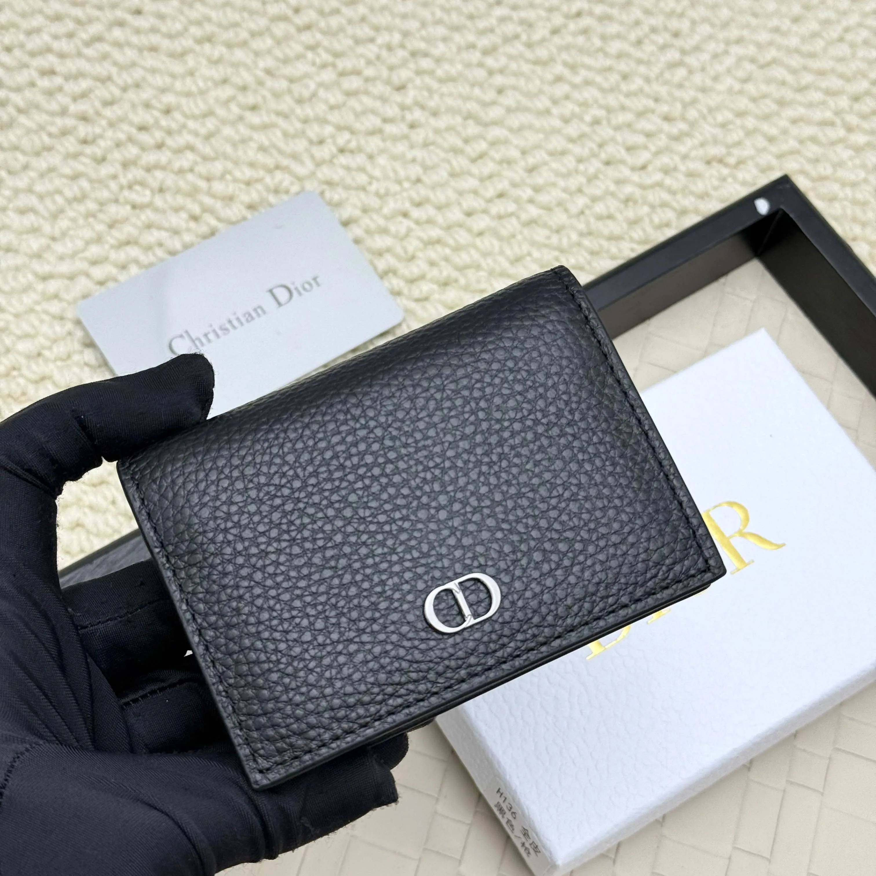 ￥120💰Business card holder is practical and exquisite👏🏻The interior is made of black smooth cowhide. Featuring an interior gusseted compartment with card slots, and a flip-top lid with two card slots. "DIOR" logo on the front and interior. No.: 136 Size: 10*6.8*2cm