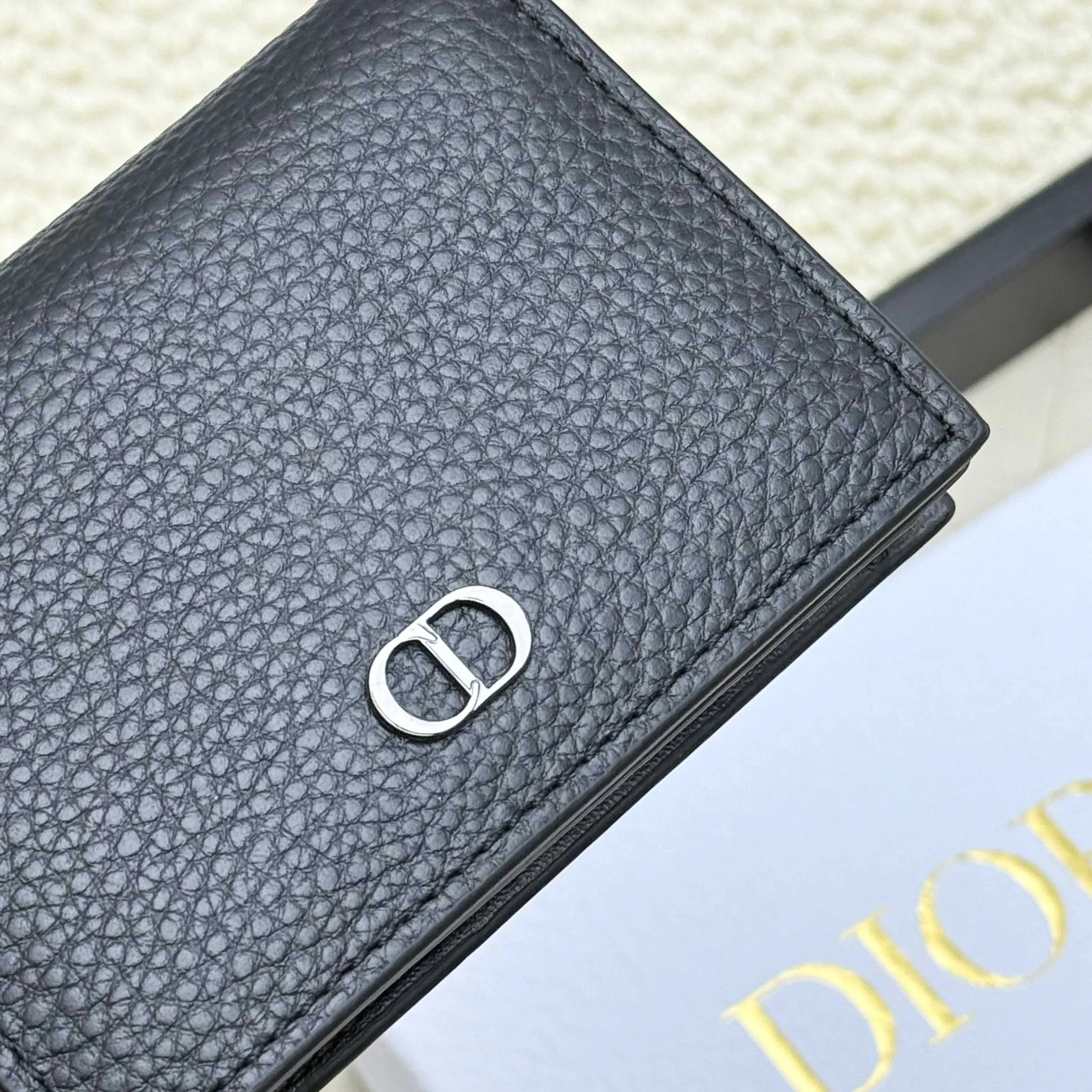 ￥120💰Business card holder is practical and exquisite👏🏻The interior is made of black smooth cowhide. Featuring an interior gusseted compartment with card slots, and a flip-top lid with two card slots. "DIOR" logo on the front and interior. No.: 136 Size: 10*6.8*2cm