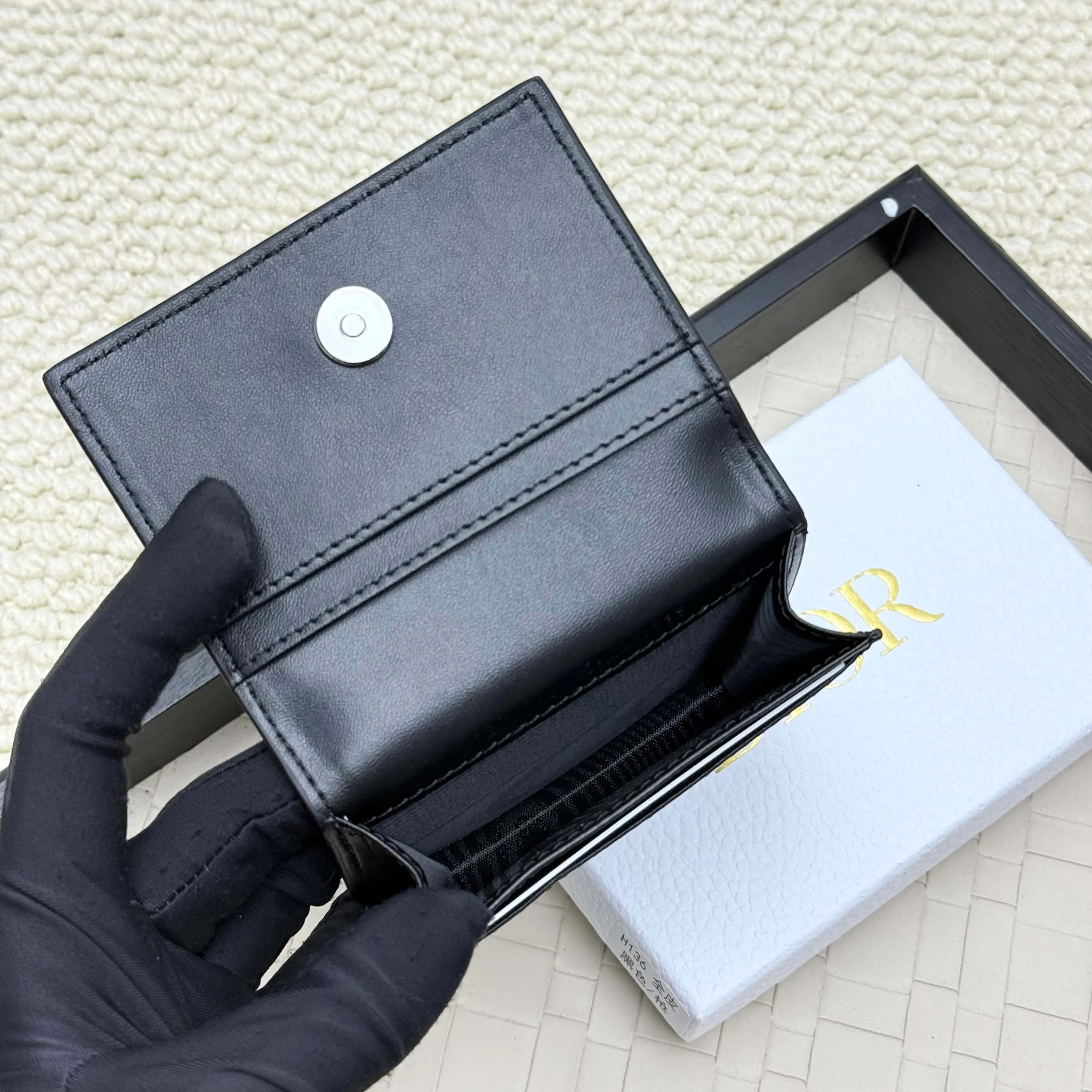 ￥120💰Business card holder is practical and exquisite👏🏻The interior is made of black smooth cowhide. Featuring an interior gusseted compartment with card slots, and a flip-top lid with two card slots. "DIOR" logo on the front and interior. No.: 136 Size: 10*6.8*2cm