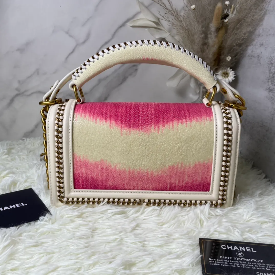 All Categories Official Website "Brand Women's Bags" Women's Bags 💙 DIOR Dior Rare Pearl Fish BOY Handle Pearl Fish Leather Bag The surroundings are purely hand-woven and equipped with retro hardware. The reason why the fully imported sheepskin lining is named "Le Boy" is mainly due to Ms. Coco's Boyish attitude. Director Karl Lagerfeld