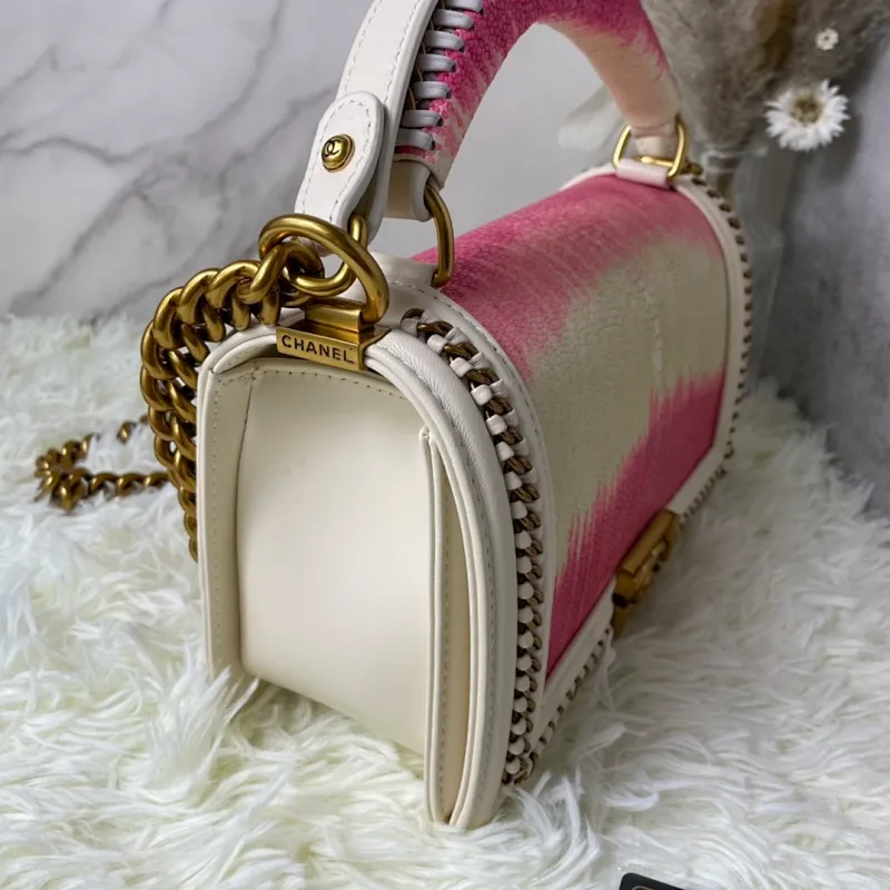 All Categories Official Website "Brand Women's Bags" Women's Bags 💙 DIOR Dior Rare Pearl Fish BOY Handle Pearl Fish Leather Bag The surroundings are purely hand-woven and equipped with retro hardware. The reason why the fully imported sheepskin lining is named "Le Boy" is mainly due to Ms. Coco's Boyish attitude. Director Karl Lagerfeld