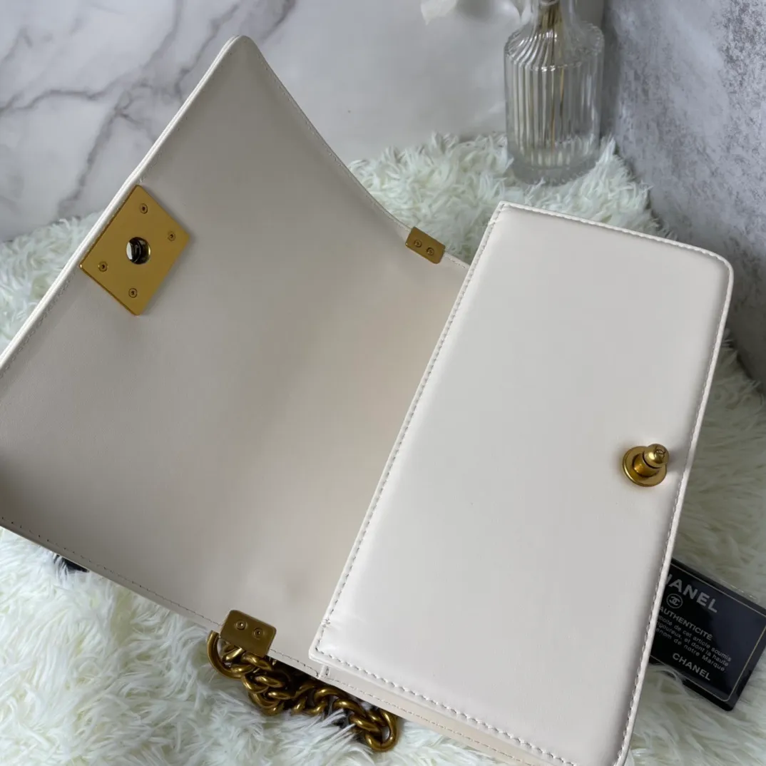 All Categories Official Website "Brand Women's Bags" Women's Bags 💙 DIOR Dior Rare Pearl Fish BOY Handle Pearl Fish Leather Bag The surroundings are purely hand-woven and equipped with retro hardware. The reason why the fully imported sheepskin lining is named "Le Boy" is mainly due to Ms. Coco's Boyish attitude. Director Karl Lagerfeld