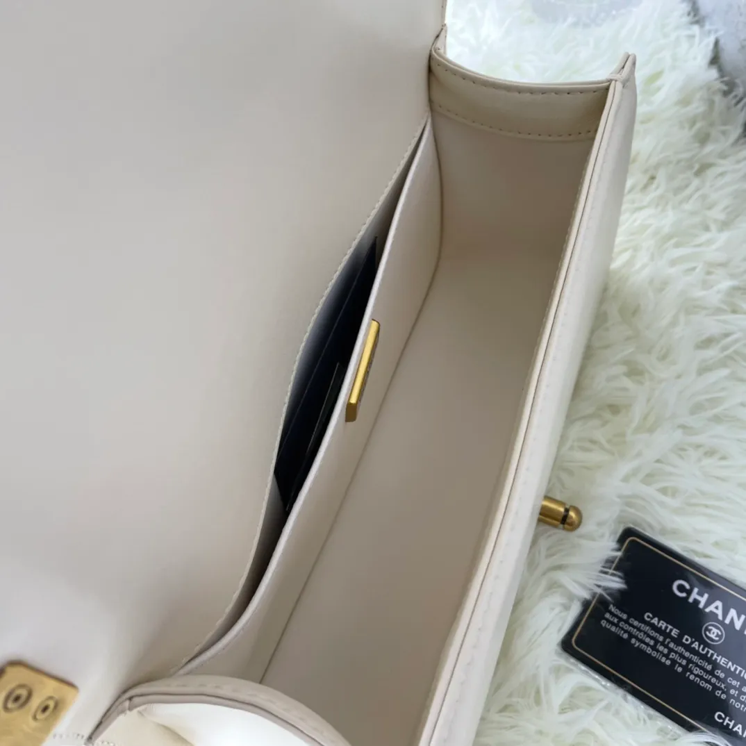 All Categories Official Website "Brand Women's Bags" Women's Bags 💙 DIOR Dior Rare Pearl Fish BOY Handle Pearl Fish Leather Bag The surroundings are purely hand-woven and equipped with retro hardware. The reason why the fully imported sheepskin lining is named "Le Boy" is mainly due to Ms. Coco's Boyish attitude. Director Karl Lagerfeld
