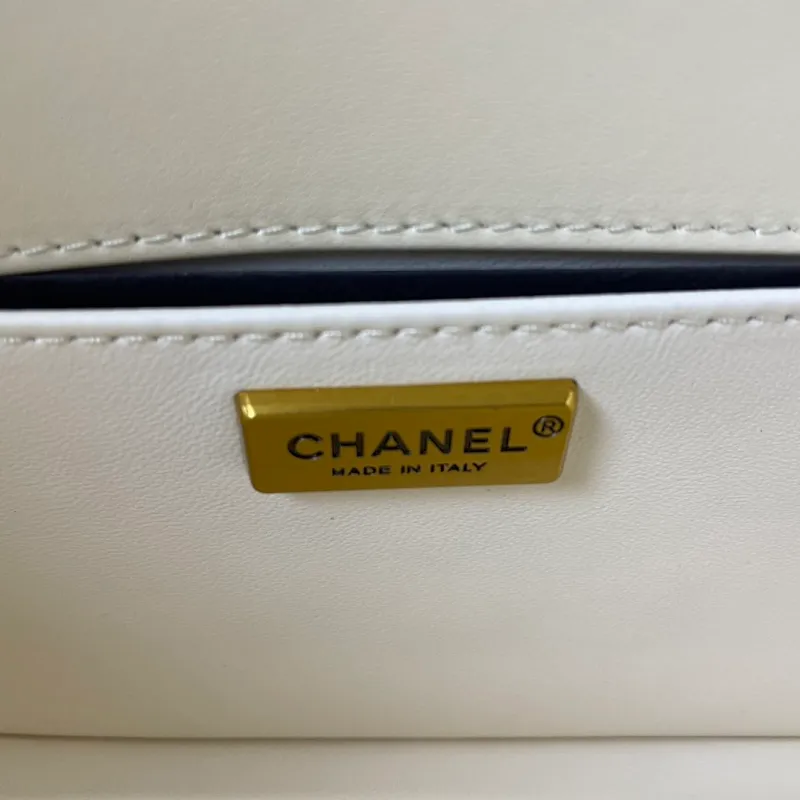 All Categories Official Website "Brand Women's Bags" Women's Bags 💙 DIOR Dior Rare Pearl Fish BOY Handle Pearl Fish Leather Bag The surroundings are purely hand-woven and equipped with retro hardware. The reason why the fully imported sheepskin lining is named "Le Boy" is mainly due to Ms. Coco's Boyish attitude. Director Karl Lagerfeld