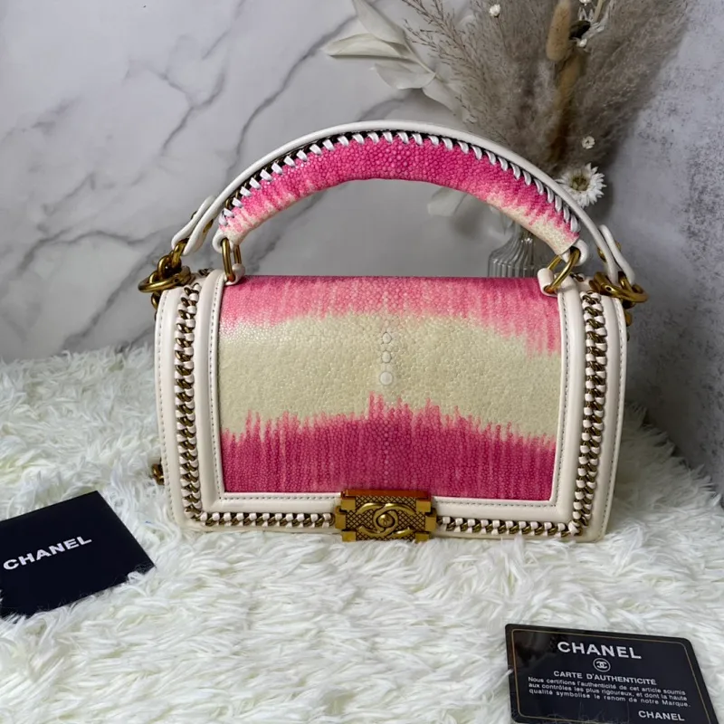 All Categories Official Website "Brand Women's Bags" Women's Bags 💙 DIOR Dior Rare Pearl Fish BOY Handle Pearl Fish Leather Bag The surroundings are purely hand-woven and equipped with retro hardware. The reason why the fully imported sheepskin lining is named "Le Boy" is mainly due to Ms. Coco's Boyish attitude. Director Karl Lagerfeld