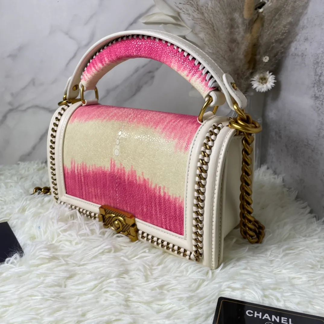 All Categories Official Website "Brand Women's Bags" Women's Bags 💙 DIOR Dior Rare Pearl Fish BOY Handle Pearl Fish Leather Bag The surroundings are purely hand-woven and equipped with retro hardware. The reason why the fully imported sheepskin lining is named "Le Boy" is mainly due to Ms. Coco's Boyish attitude. Director Karl Lagerfeld