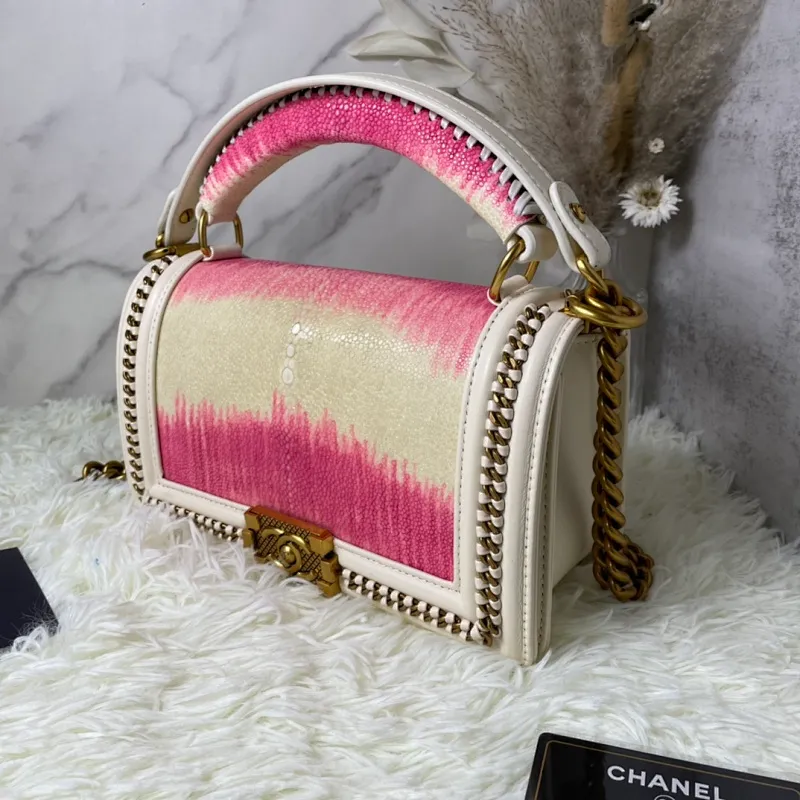 All Categories Official Website "Brand Women's Bags" Women's Bags 💙 DIOR Dior Rare Pearl Fish BOY Handle Pearl Fish Leather Bag The surroundings are purely hand-woven and equipped with retro hardware. The reason why the fully imported sheepskin lining is named "Le Boy" is mainly due to Ms. Coco's Boyish attitude. Director Karl Lagerfeld