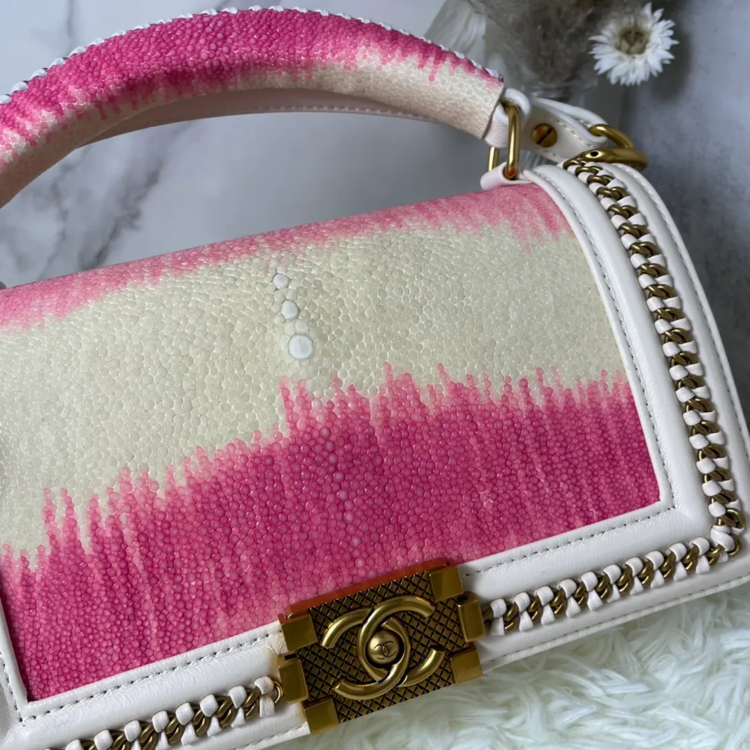 All Categories Official Website "Brand Women's Bags" Women's Bags 💙 DIOR Dior Rare Pearl Fish BOY Handle Pearl Fish Leather Bag The surroundings are purely hand-woven and equipped with retro hardware. The reason why the fully imported sheepskin lining is named "Le Boy" is mainly due to Ms. Coco's Boyish attitude. Director Karl Lagerfeld