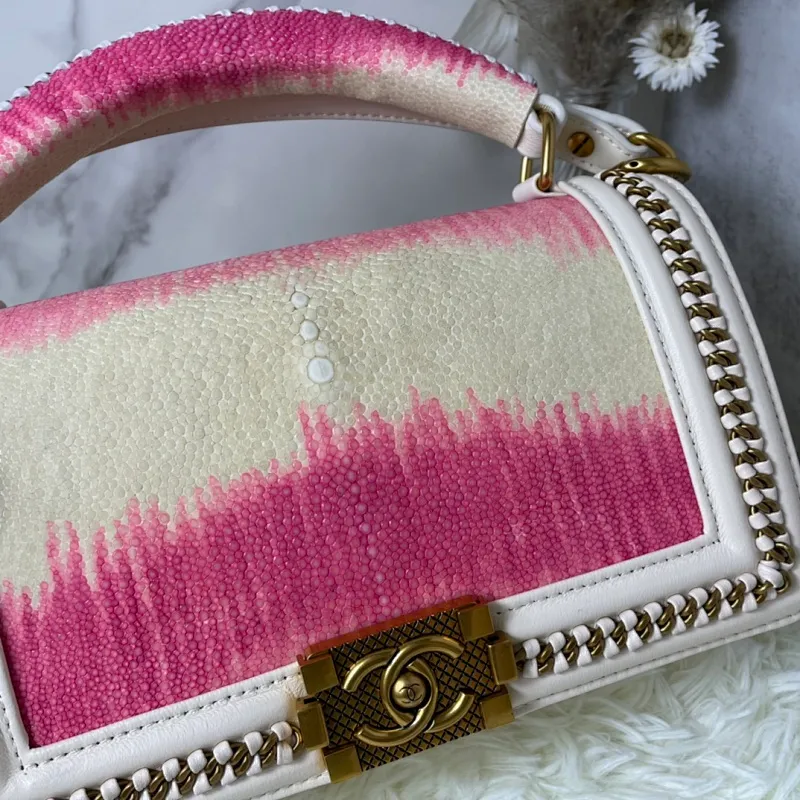 All Categories Official Website "Brand Women's Bags" Women's Bags 💙 DIOR Dior Rare Pearl Fish BOY Handle Pearl Fish Leather Bag The surroundings are purely hand-woven and equipped with retro hardware. The reason why the fully imported sheepskin lining is named "Le Boy" is mainly due to Ms. Coco's Boyish attitude. Director Karl Lagerfeld