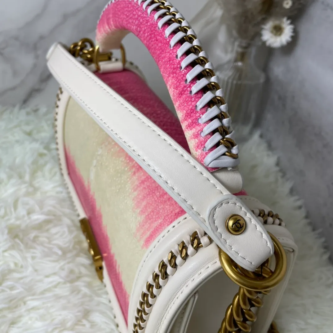 All Categories Official Website "Brand Women's Bags" Women's Bags 💙 DIOR Dior Rare Pearl Fish BOY Handle Pearl Fish Leather Bag The surroundings are purely hand-woven and equipped with retro hardware. The reason why the fully imported sheepskin lining is named "Le Boy" is mainly due to Ms. Coco's Boyish attitude. Director Karl Lagerfeld