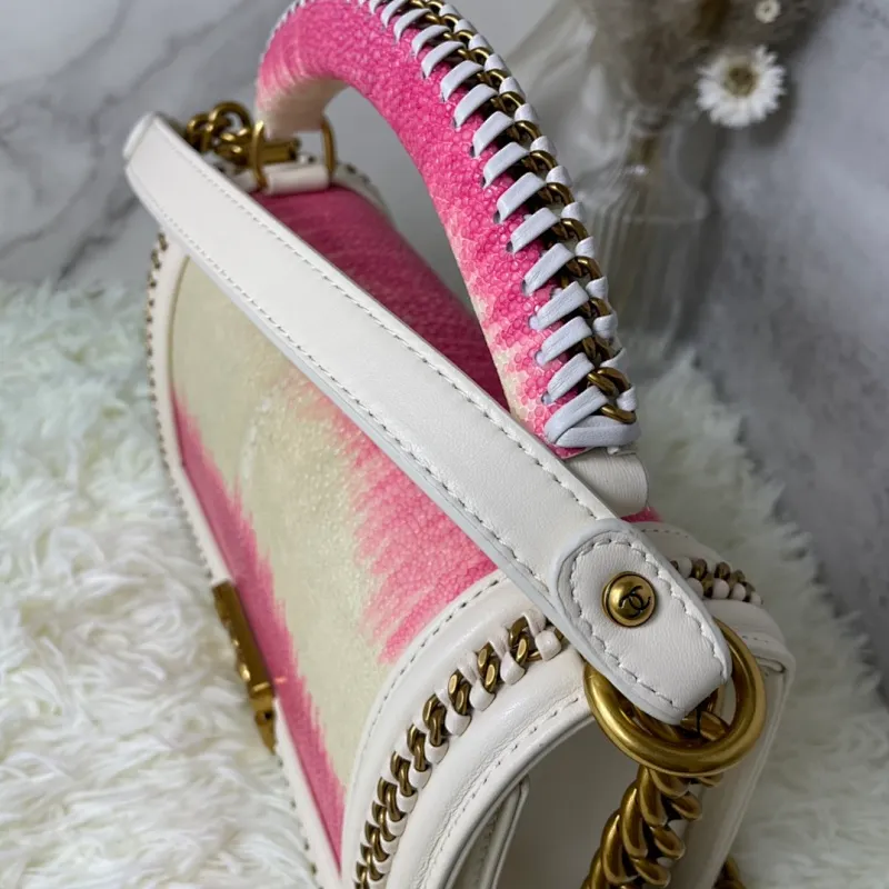 All Categories Official Website "Brand Women's Bags" Women's Bags 💙 DIOR Dior Rare Pearl Fish BOY Handle Pearl Fish Leather Bag The surroundings are purely hand-woven and equipped with retro hardware. The reason why the fully imported sheepskin lining is named "Le Boy" is mainly due to Ms. Coco's Boyish attitude. Director Karl Lagerfeld