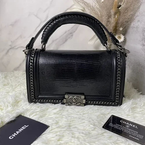 All Categories Official Website "Brand Women's Bags" Women's Bags 💙 DIOR Dior Rare Pearl Fish BOY Handle Pearl Fish Leather Bag The surroundings are purely hand-woven and equipped with retro hardware. The reason why the fully imported sheepskin lining is named "Le Boy" is mainly due to Ms. Coco's Boyish attitude. Director Karl Lagerfeld