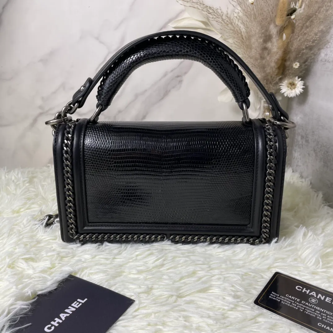 All Categories Official Website "Brand Women's Bags" Women's Bags 💙 DIOR Dior Rare Pearl Fish BOY Handle Pearl Fish Leather Bag The surroundings are purely hand-woven and equipped with retro hardware. The reason why the fully imported sheepskin lining is named "Le Boy" is mainly due to Ms. Coco's Boyish attitude. Director Karl Lagerfeld
