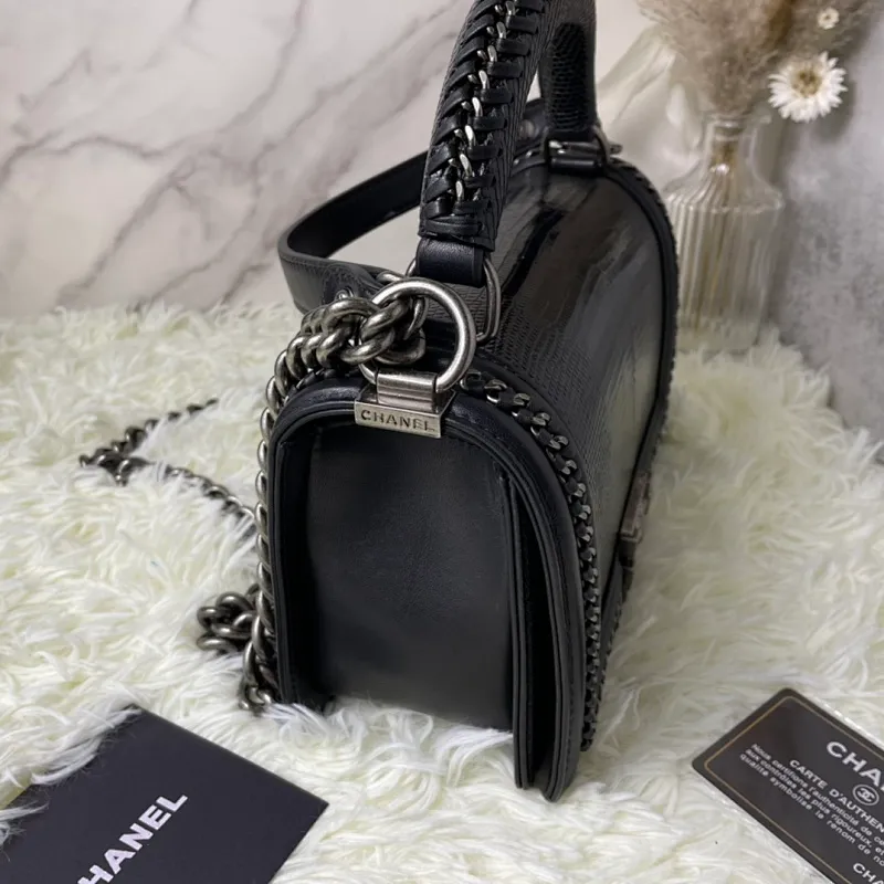 All Categories Official Website "Brand Women's Bags" Women's Bags 💙 DIOR Dior Rare Pearl Fish BOY Handle Pearl Fish Leather Bag The surroundings are purely hand-woven and equipped with retro hardware. The reason why the fully imported sheepskin lining is named "Le Boy" is mainly due to Ms. Coco's Boyish attitude. Director Karl Lagerfeld
