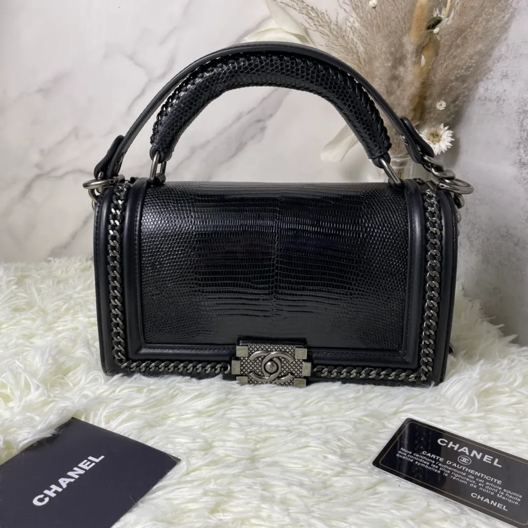 All Categories Official Website "Brand Women's Bags" Women's Bags 💙 DIOR Dior Rare Pearl Fish BOY Handle Pearl Fish Leather Bag The surroundings are purely hand-woven and equipped with retro hardware. The reason why the fully imported sheepskin lining is named "Le Boy" is mainly due to Ms. Coco's Boyish attitude. Director Karl Lagerfeld