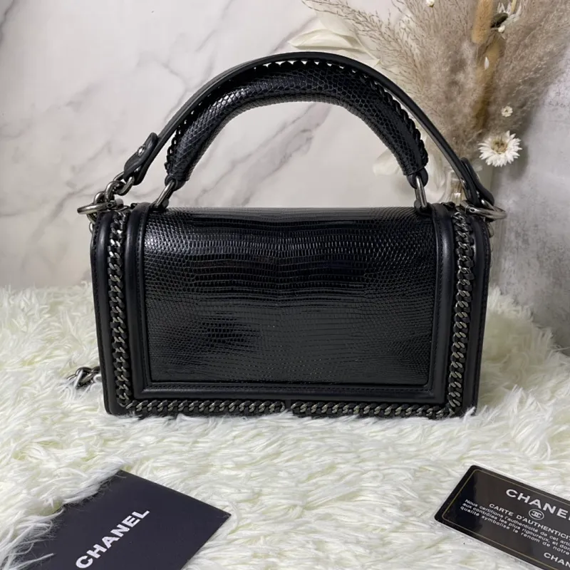 All Categories Official Website "Brand Women's Bags" Women's Bags 💙 DIOR Dior Rare Pearl Fish BOY Handle Pearl Fish Leather Bag The surroundings are purely hand-woven and equipped with retro hardware. The reason why the fully imported sheepskin lining is named "Le Boy" is mainly due to Ms. Coco's Boyish attitude. Director Karl Lagerfeld