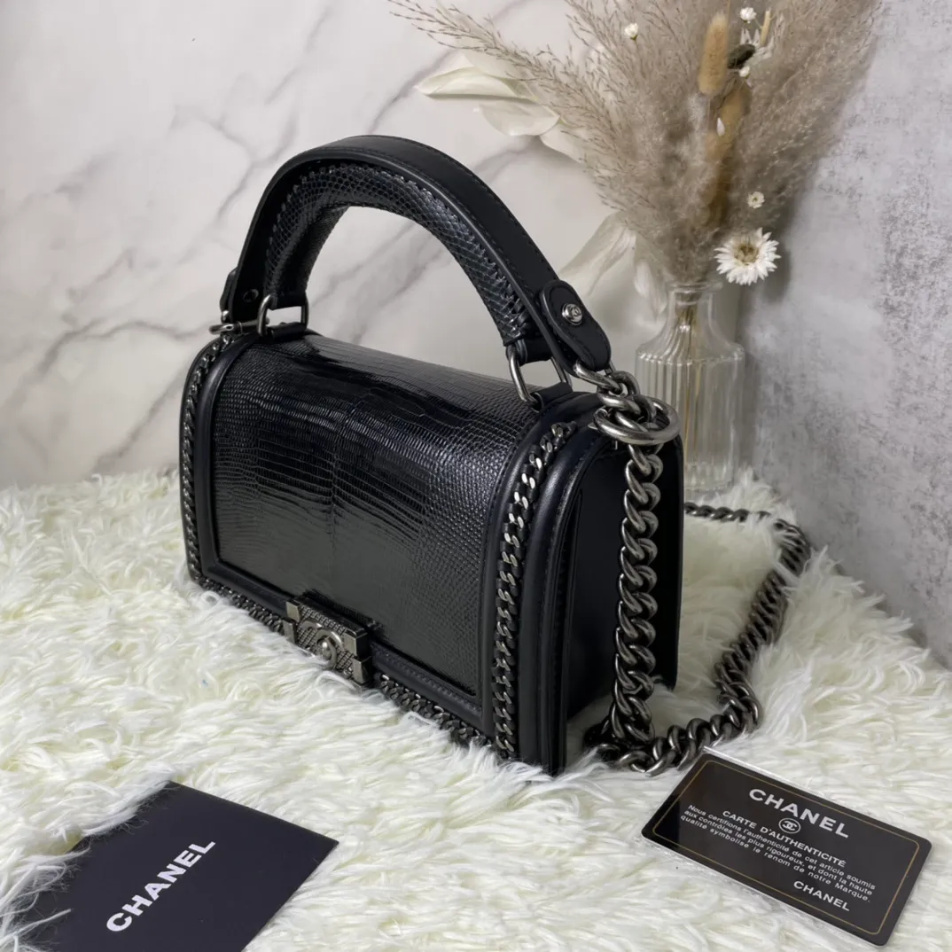 All Categories Official Website "Brand Women's Bags" Women's Bags 💙 DIOR Dior Rare Pearl Fish BOY Handle Pearl Fish Leather Bag The surroundings are purely hand-woven and equipped with retro hardware. The reason why the fully imported sheepskin lining is named "Le Boy" is mainly due to Ms. Coco's Boyish attitude. Director Karl Lagerfeld