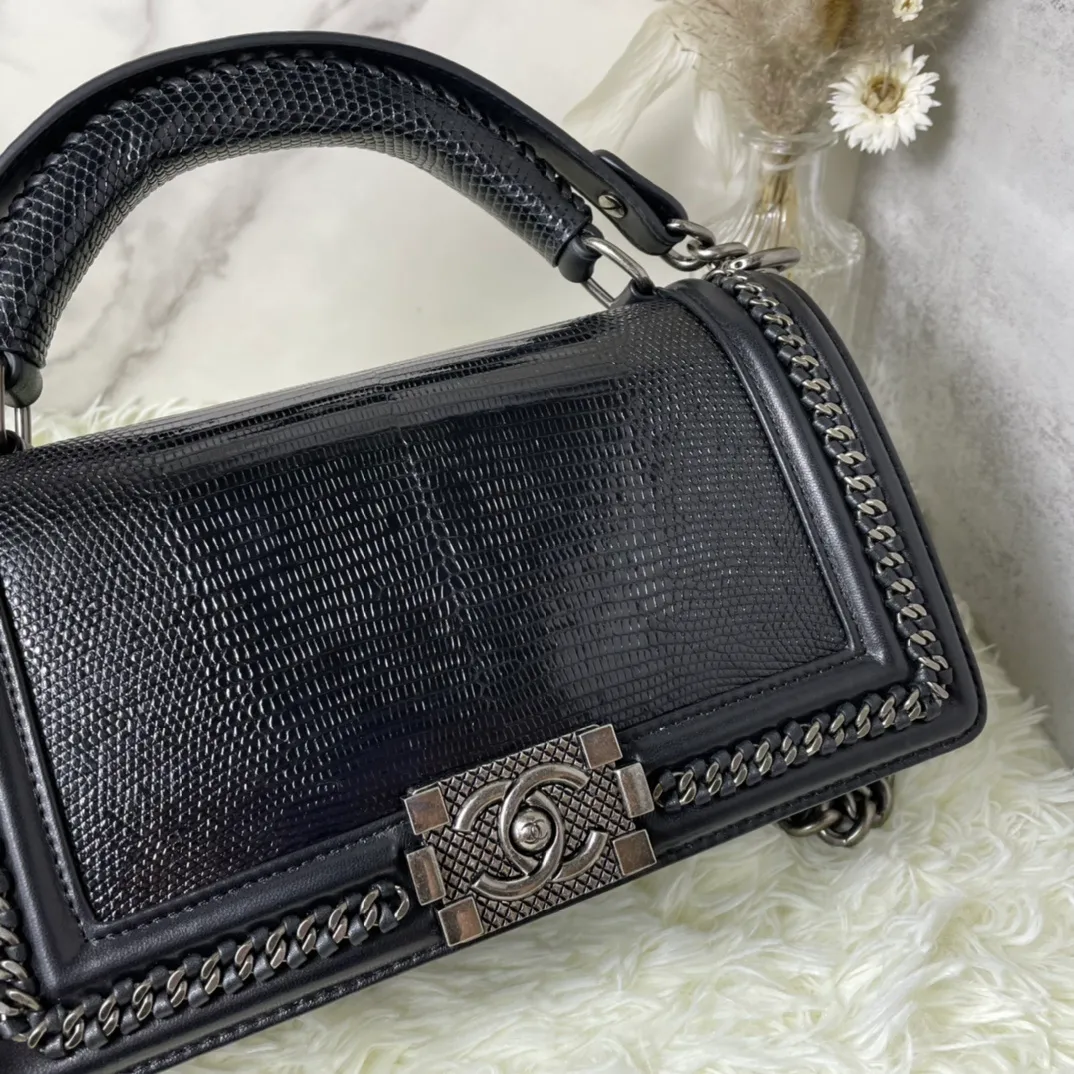 All Categories Official Website "Brand Women's Bags" Women's Bags 💙 DIOR Dior Rare Pearl Fish BOY Handle Pearl Fish Leather Bag The surroundings are purely hand-woven and equipped with retro hardware. The reason why the fully imported sheepskin lining is named "Le Boy" is mainly due to Ms. Coco's Boyish attitude. Director Karl Lagerfeld