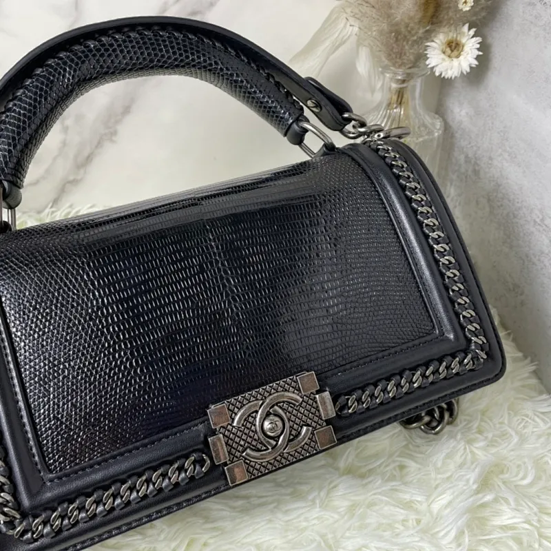 All Categories Official Website "Brand Women's Bags" Women's Bags 💙 DIOR Dior Rare Pearl Fish BOY Handle Pearl Fish Leather Bag The surroundings are purely hand-woven and equipped with retro hardware. The reason why the fully imported sheepskin lining is named "Le Boy" is mainly due to Ms. Coco's Boyish attitude. Director Karl Lagerfeld
