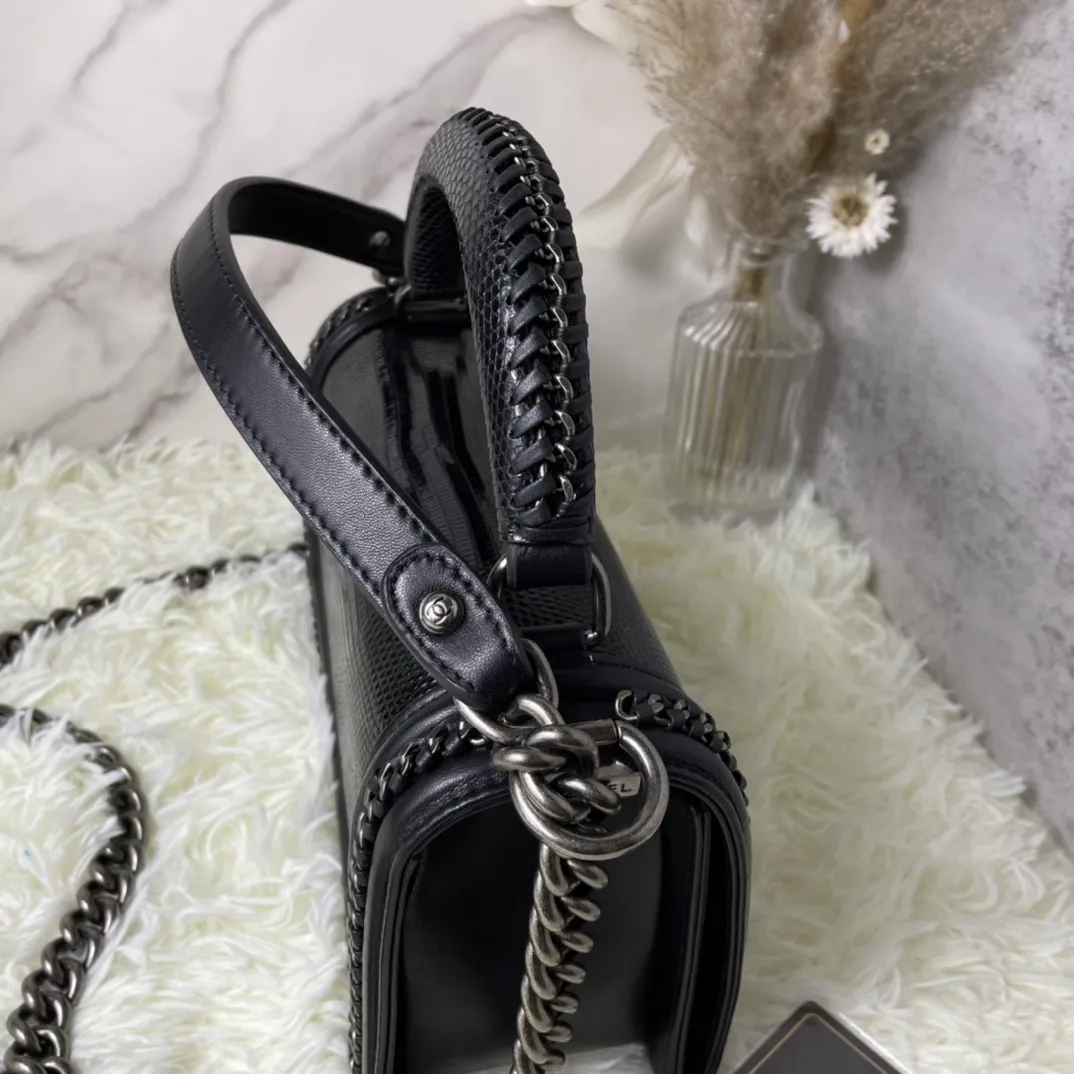 All Categories Official Website "Brand Women's Bags" Women's Bags 💙 DIOR Dior Rare Pearl Fish BOY Handle Pearl Fish Leather Bag The surroundings are purely hand-woven and equipped with retro hardware. The reason why the fully imported sheepskin lining is named "Le Boy" is mainly due to Ms. Coco's Boyish attitude. Director Karl Lagerfeld
