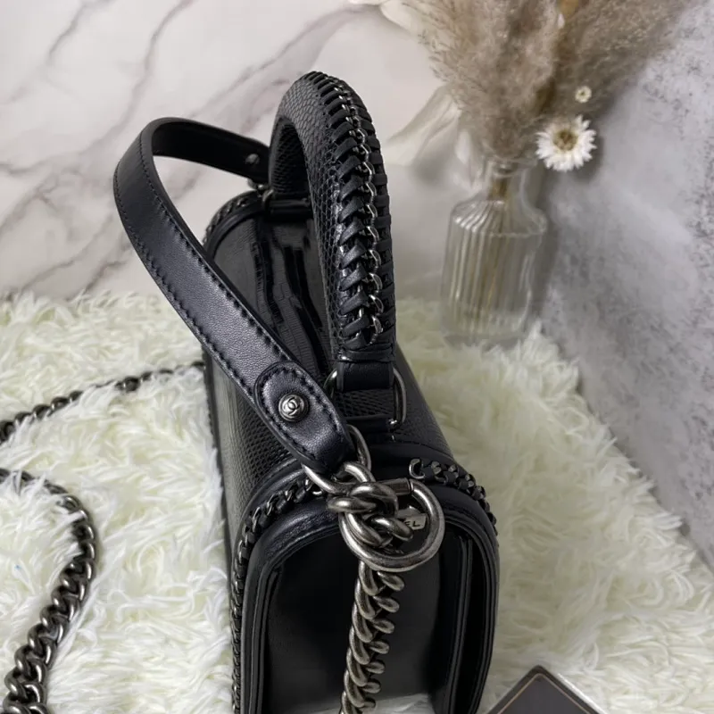 All Categories Official Website "Brand Women's Bags" Women's Bags 💙 DIOR Dior Rare Pearl Fish BOY Handle Pearl Fish Leather Bag The surroundings are purely hand-woven and equipped with retro hardware. The reason why the fully imported sheepskin lining is named "Le Boy" is mainly due to Ms. Coco's Boyish attitude. Director Karl Lagerfeld