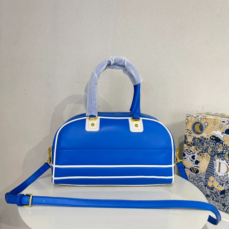All categories Official website "Brand Women's Bags" Women's Bags 💙 DIOR 2022 Official New Dior Crossbody Bag Wholesale Large Size 58002000 Small Size 58001900 High Quality Specifications: Large Size 33-19.5-11CM Small Size 19-13-8CM