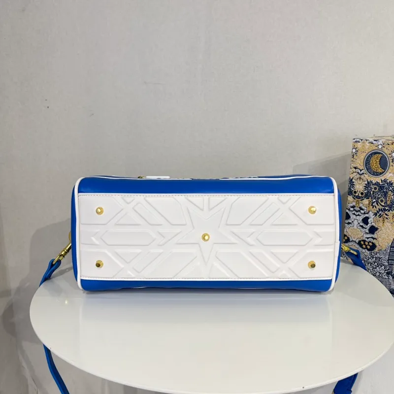 All categories Official website "Brand Women's Bags" Women's Bags 💙 DIOR 2022 Official New Dior Crossbody Bag Wholesale Large Size 58002000 Small Size 58001900 High Quality Specifications: Large Size 33-19.5-11CM Small Size 19-13-8CM