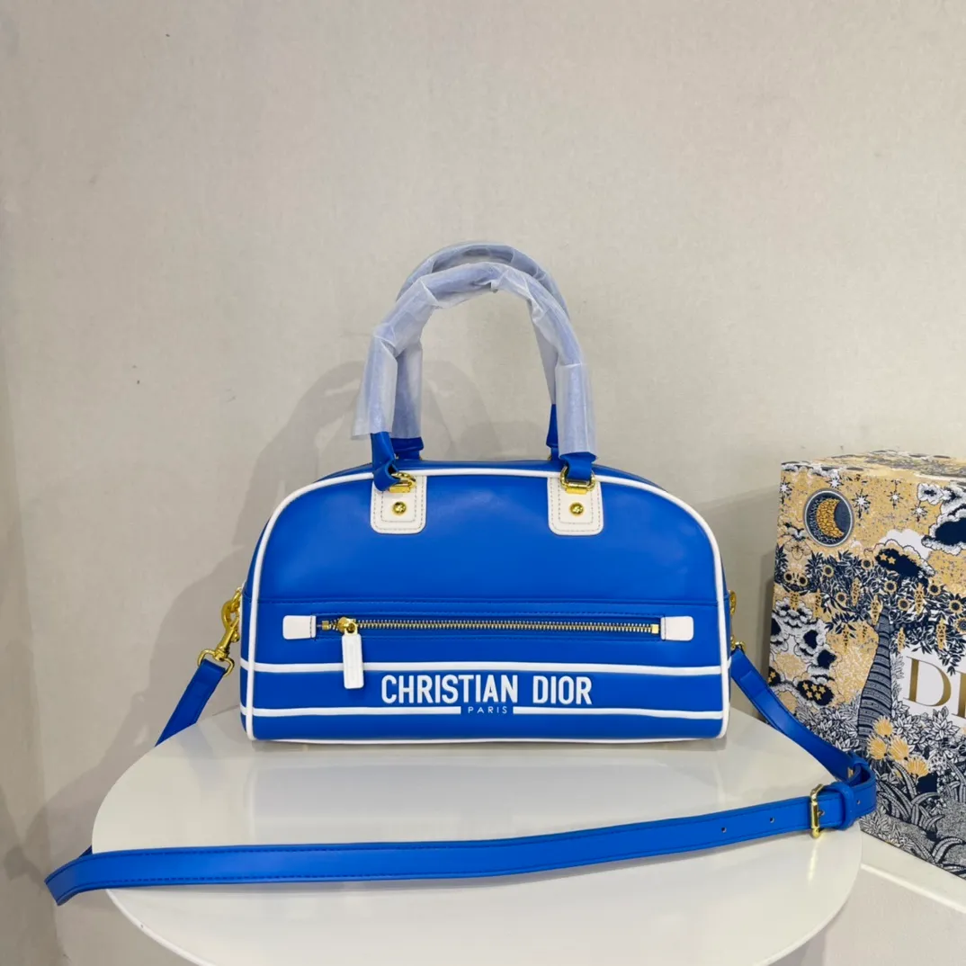 All categories Official website "Brand Women's Bags" Women's Bags 💙 DIOR 2022 Official New Dior Crossbody Bag Wholesale Large Size 58002000 Small Size 58001900 High Quality Specifications: Large Size 33-19.5-11CM Small Size 19-13-8CM