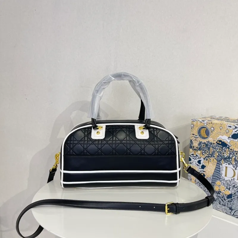 All categories Official website "Brand Women's Bags" Women's Bags 💙 DIOR 2022 Official New Dior Crossbody Bag Wholesale Large Size 58002000 Small Size 58001900 High Quality Specifications: Large Size 33-19.5-11CM Small Size 19-13-8CM