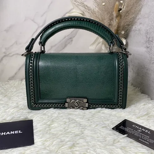 All Categories Official Website "Brand Women's Bags" Women's Bags 💙 DIOR Dior Rare Pearl Fish BOY Handle Pearl Fish Leather Bag The surroundings are purely hand-woven and equipped with retro hardware. The reason why the fully imported sheepskin lining is named "Le Boy" is mainly due to Ms. Coco's Boyish attitude. Director Karl Lagerfeld