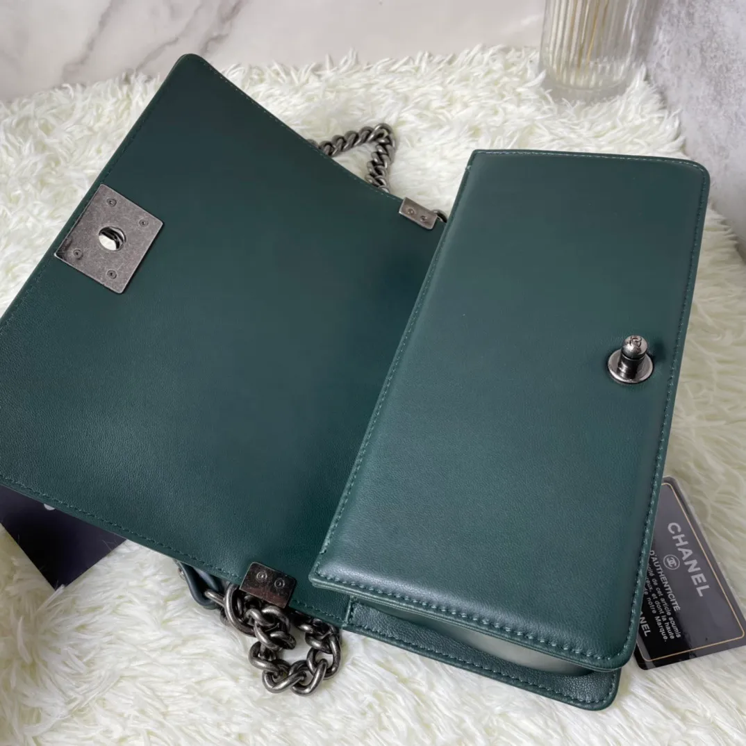 All Categories Official Website "Brand Women's Bags" Women's Bags 💙 DIOR Dior Rare Pearl Fish BOY Handle Pearl Fish Leather Bag The surroundings are purely hand-woven and equipped with retro hardware. The reason why the fully imported sheepskin lining is named "Le Boy" is mainly due to Ms. Coco's Boyish attitude. Director Karl Lagerfeld