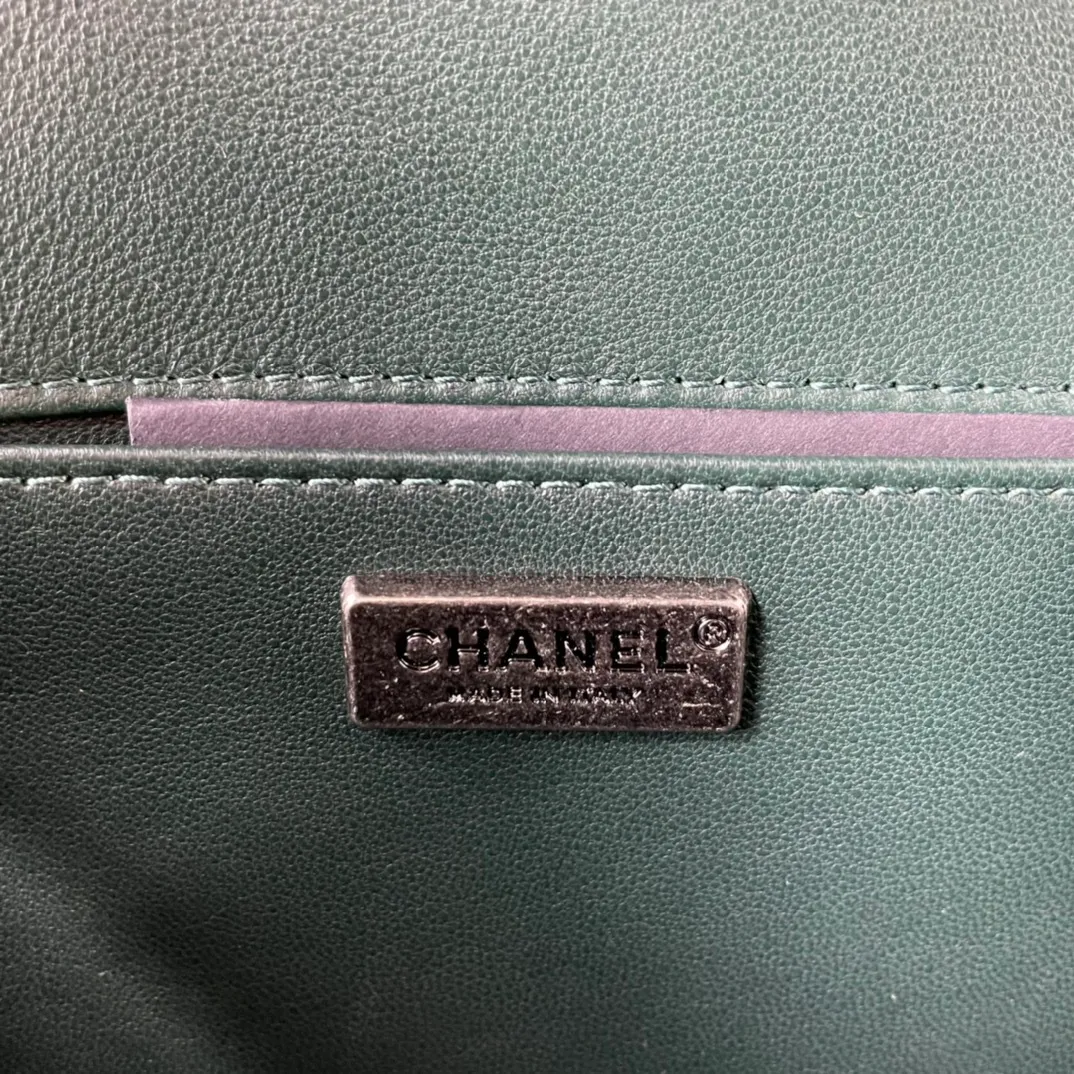All Categories Official Website "Brand Women's Bags" Women's Bags 💙 DIOR Dior Rare Pearl Fish BOY Handle Pearl Fish Leather Bag The surroundings are purely hand-woven and equipped with retro hardware. The reason why the fully imported sheepskin lining is named "Le Boy" is mainly due to Ms. Coco's Boyish attitude. Director Karl Lagerfeld