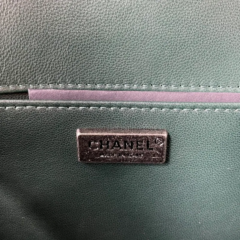 All Categories Official Website "Brand Women's Bags" Women's Bags 💙 DIOR Dior Rare Pearl Fish BOY Handle Pearl Fish Leather Bag The surroundings are purely hand-woven and equipped with retro hardware. The reason why the fully imported sheepskin lining is named "Le Boy" is mainly due to Ms. Coco's Boyish attitude. Director Karl Lagerfeld