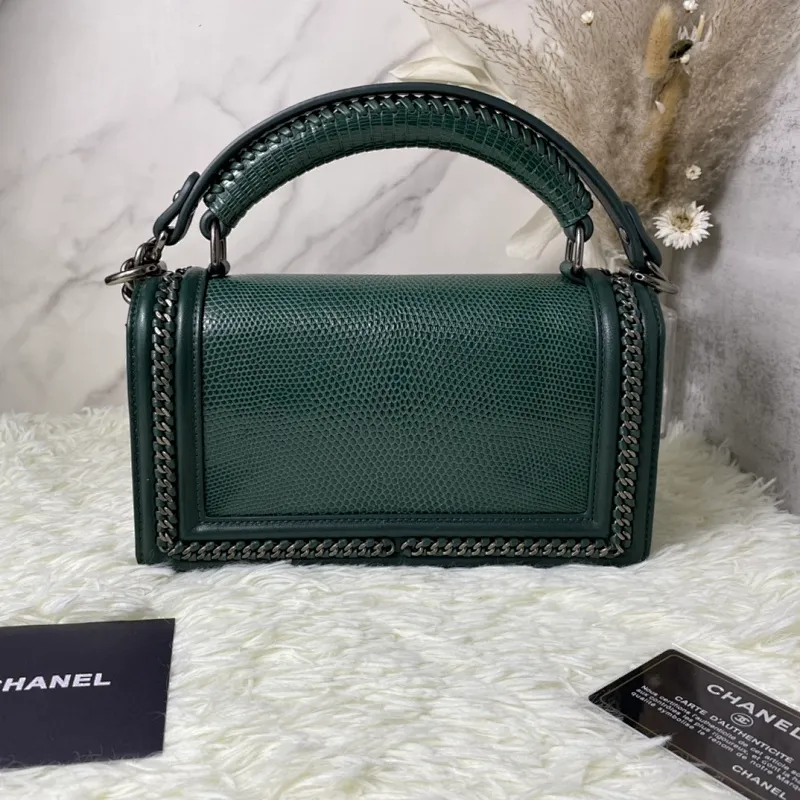 All Categories Official Website "Brand Women's Bags" Women's Bags 💙 DIOR Dior Rare Pearl Fish BOY Handle Pearl Fish Leather Bag The surroundings are purely hand-woven and equipped with retro hardware. The reason why the fully imported sheepskin lining is named "Le Boy" is mainly due to Ms. Coco's Boyish attitude. Director Karl Lagerfeld