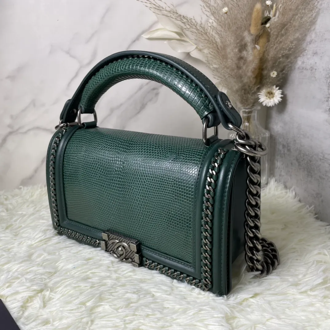All Categories Official Website "Brand Women's Bags" Women's Bags 💙 DIOR Dior Rare Pearl Fish BOY Handle Pearl Fish Leather Bag The surroundings are purely hand-woven and equipped with retro hardware. The reason why the fully imported sheepskin lining is named "Le Boy" is mainly due to Ms. Coco's Boyish attitude. Director Karl Lagerfeld
