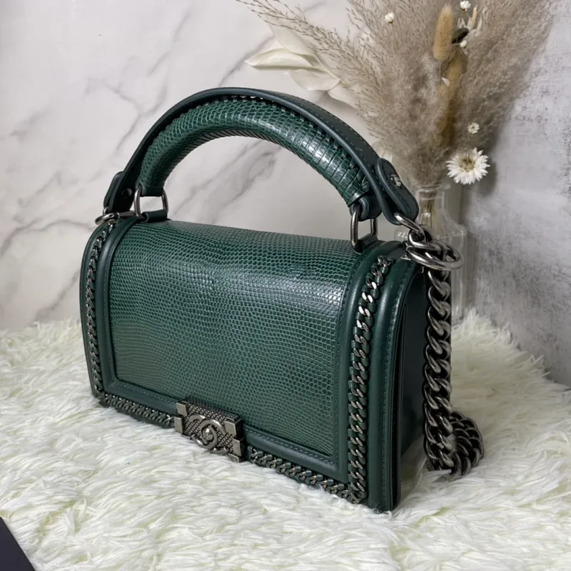 All Categories Official Website "Brand Women's Bags" Women's Bags 💙 DIOR Dior Rare Pearl Fish BOY Handle Pearl Fish Leather Bag The surroundings are purely hand-woven and equipped with retro hardware. The reason why the fully imported sheepskin lining is named "Le Boy" is mainly due to Ms. Coco's Boyish attitude. Director Karl Lagerfeld