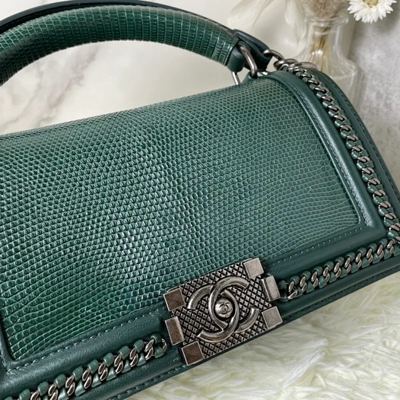 All Categories Official Website "Brand Women's Bags" Women's Bags 💙 DIOR Dior Rare Pearl Fish BOY Handle Pearl Fish Leather Bag The surroundings are purely hand-woven and equipped with retro hardware. The reason why the fully imported sheepskin lining is named "Le Boy" is mainly due to Ms. Coco's Boyish attitude. Director Karl Lagerfeld