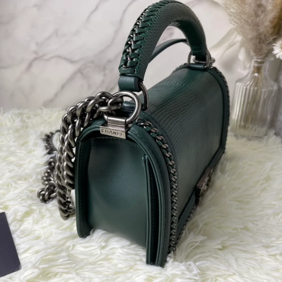 All Categories Official Website "Brand Women's Bags" Women's Bags 💙 DIOR Dior Rare Pearl Fish BOY Handle Pearl Fish Leather Bag The surroundings are purely hand-woven and equipped with retro hardware. The reason why the fully imported sheepskin lining is named "Le Boy" is mainly due to Ms. Coco's Boyish attitude. Director Karl Lagerfeld