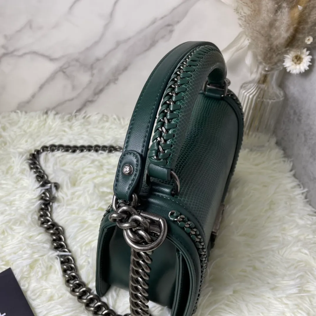 All Categories Official Website "Brand Women's Bags" Women's Bags 💙 DIOR Dior Rare Pearl Fish BOY Handle Pearl Fish Leather Bag The surroundings are purely hand-woven and equipped with retro hardware. The reason why the fully imported sheepskin lining is named "Le Boy" is mainly due to Ms. Coco's Boyish attitude. Director Karl Lagerfeld