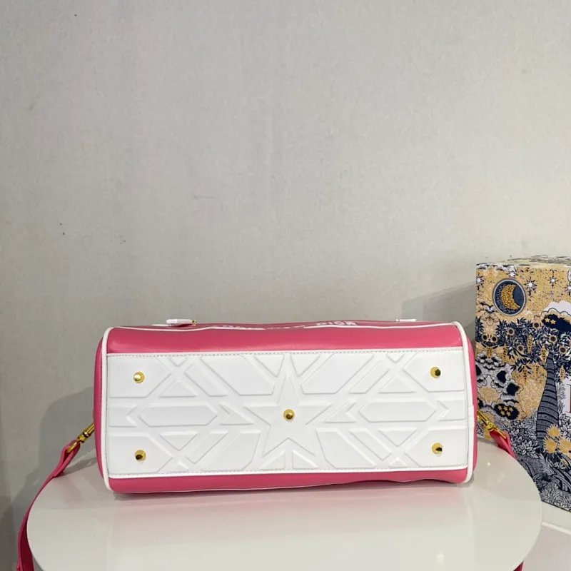 All categories Official website "Brand Women's Bags" Women's Bags 💙 DIOR 2022 Official New Dior Crossbody Bag Wholesale Large Size 58002000 Small Size 58001900 High Quality Specifications: Large Size 33-19.5-11CM Small Size 19-13-8CM