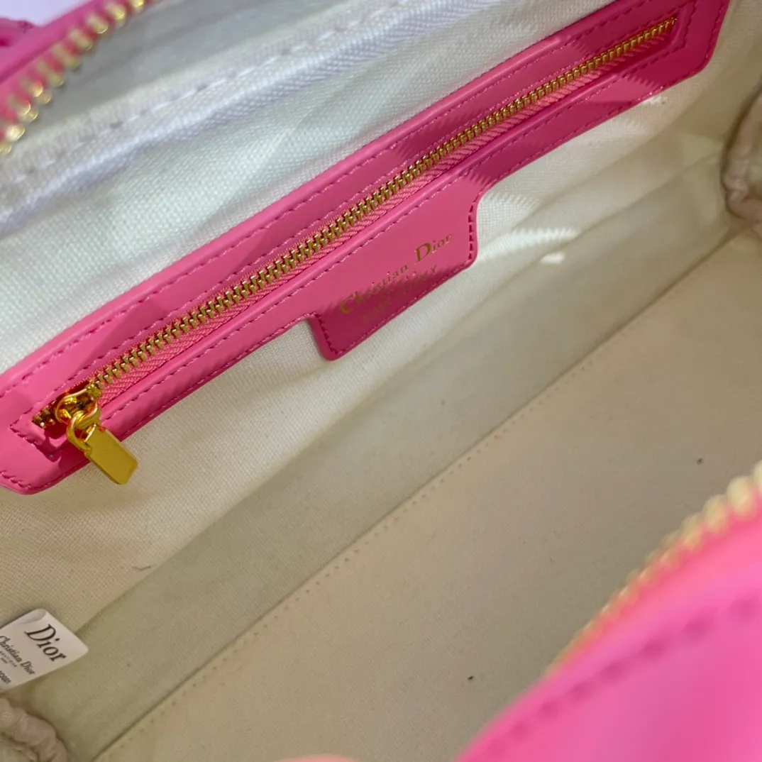 All categories Official website "Brand Women's Bags" Women's Bags 💙 DIOR 2022 Official New Dior Crossbody Bag Wholesale Large Size 58002000 Small Size 58001900 High Quality Specifications: Large Size 33-19.5-11CM Small Size 19-13-8CM