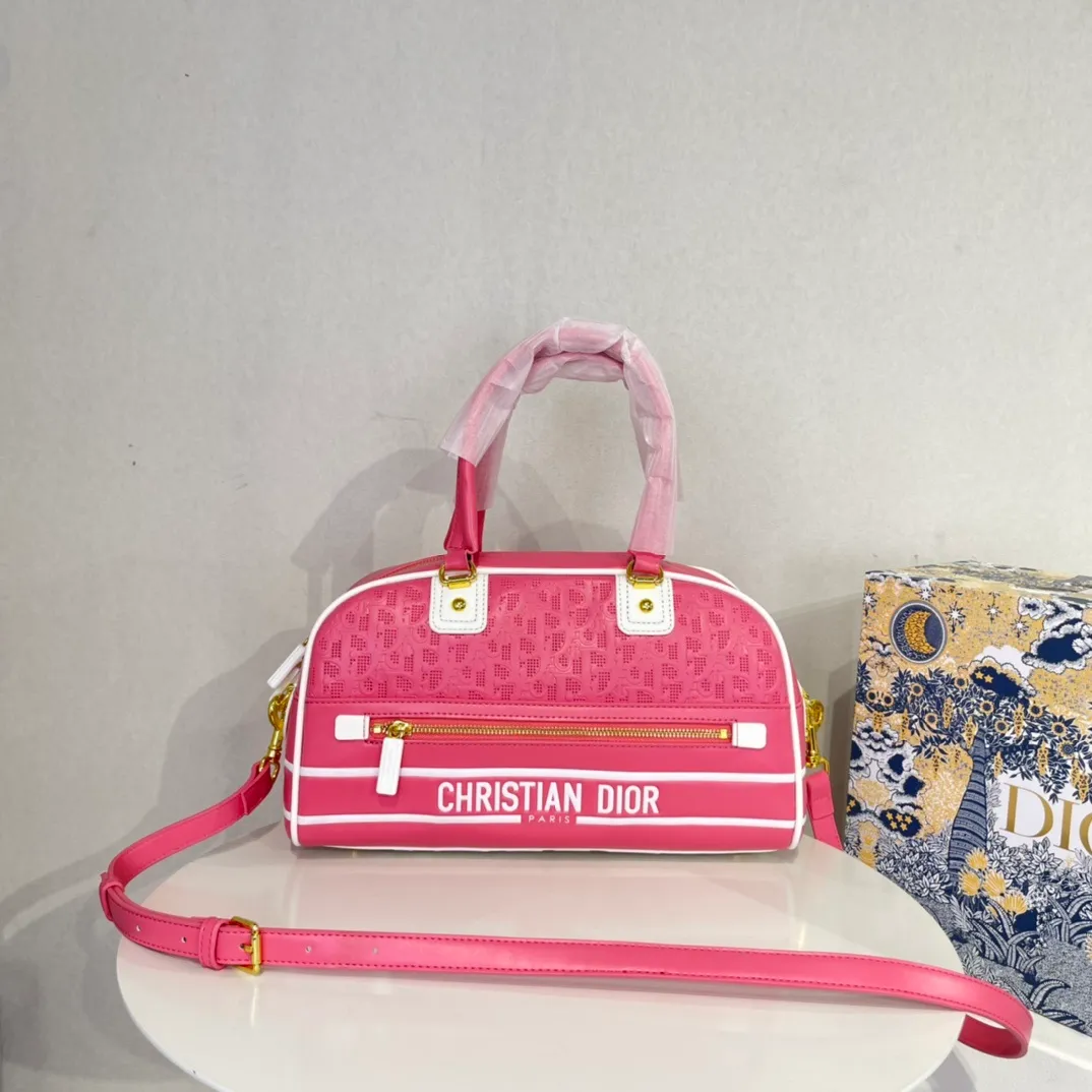 All categories Official website "Brand Women's Bags" Women's Bags 💙 DIOR 2022 Official New Dior Crossbody Bag Wholesale Large Size 58002000 Small Size 58001900 High Quality Specifications: Large Size 33-19.5-11CM Small Size 19-13-8CM