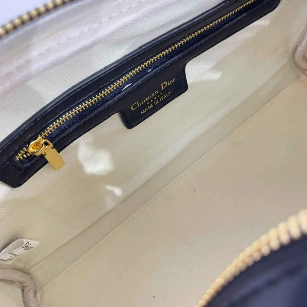 All categories Official website "Brand Women's Bags" Women's Bags 💙 DIOR 2022 Official New Dior Crossbody Bag Wholesale Large Size 58002000 Small Size 58001900 High Quality Specifications: Large Size 33-19.5-11CM Small Size 19-13-8CM