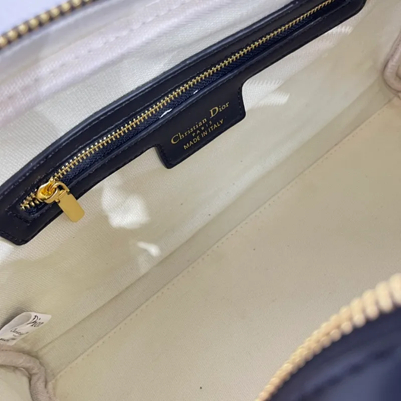 All categories Official website "Brand Women's Bags" Women's Bags 💙 DIOR 2022 Official New Dior Crossbody Bag Wholesale Large Size 58002000 Small Size 58001900 High Quality Specifications: Large Size 33-19.5-11CM Small Size 19-13-8CM