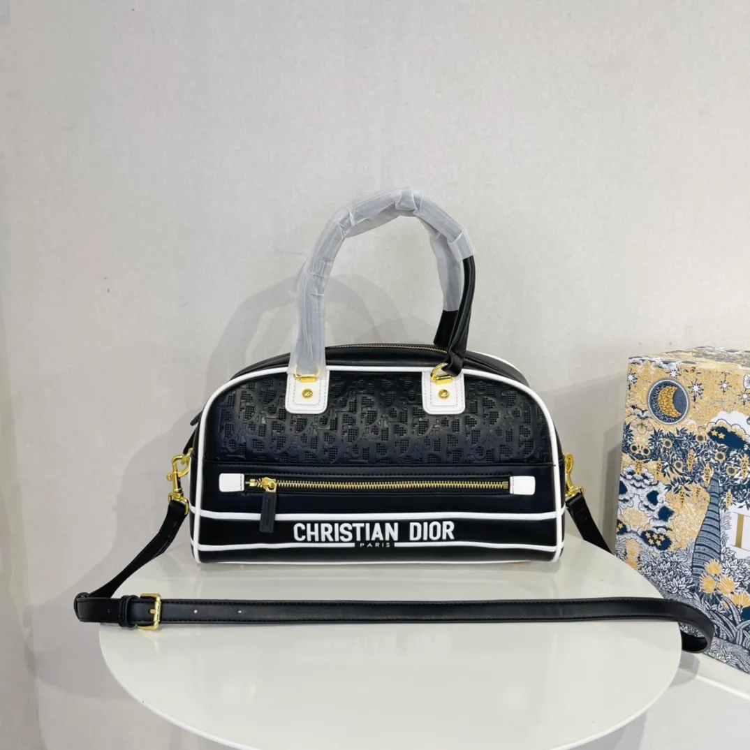 All categories Official website "Brand Women's Bags" Women's Bags 💙 DIOR 2022 Official New Dior Crossbody Bag Wholesale Large Size 58002000 Small Size 58001900 High Quality Specifications: Large Size 33-19.5-11CM Small Size 19-13-8CM