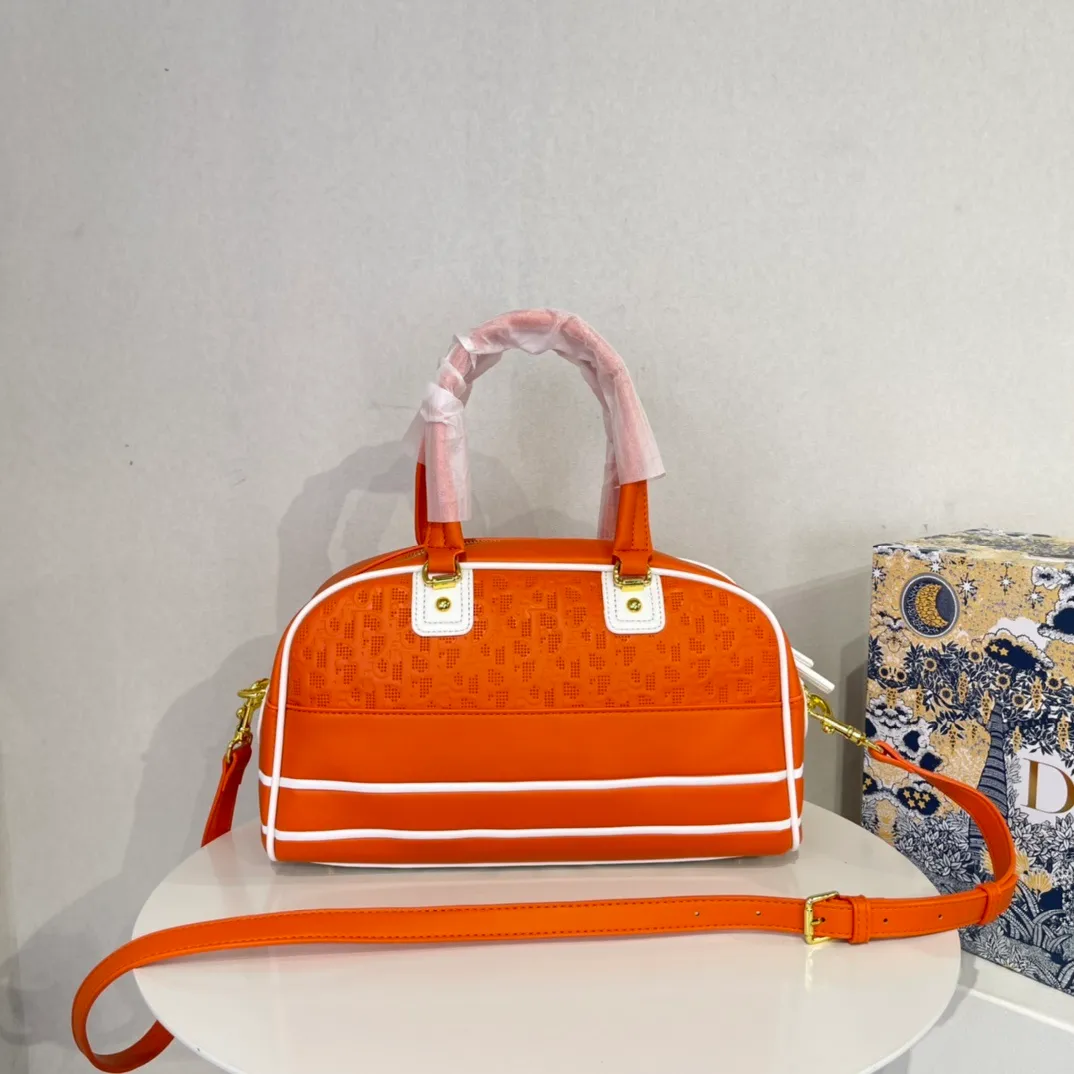 All categories Official website "Brand Women's Bags" Women's Bags 💙 DIOR 2022 Official New Dior Crossbody Bag Wholesale Large Size 58002000 Small Size 58001900 High Quality Specifications: Large Size 33-19.5-11CM Small Size 19-13-8CM