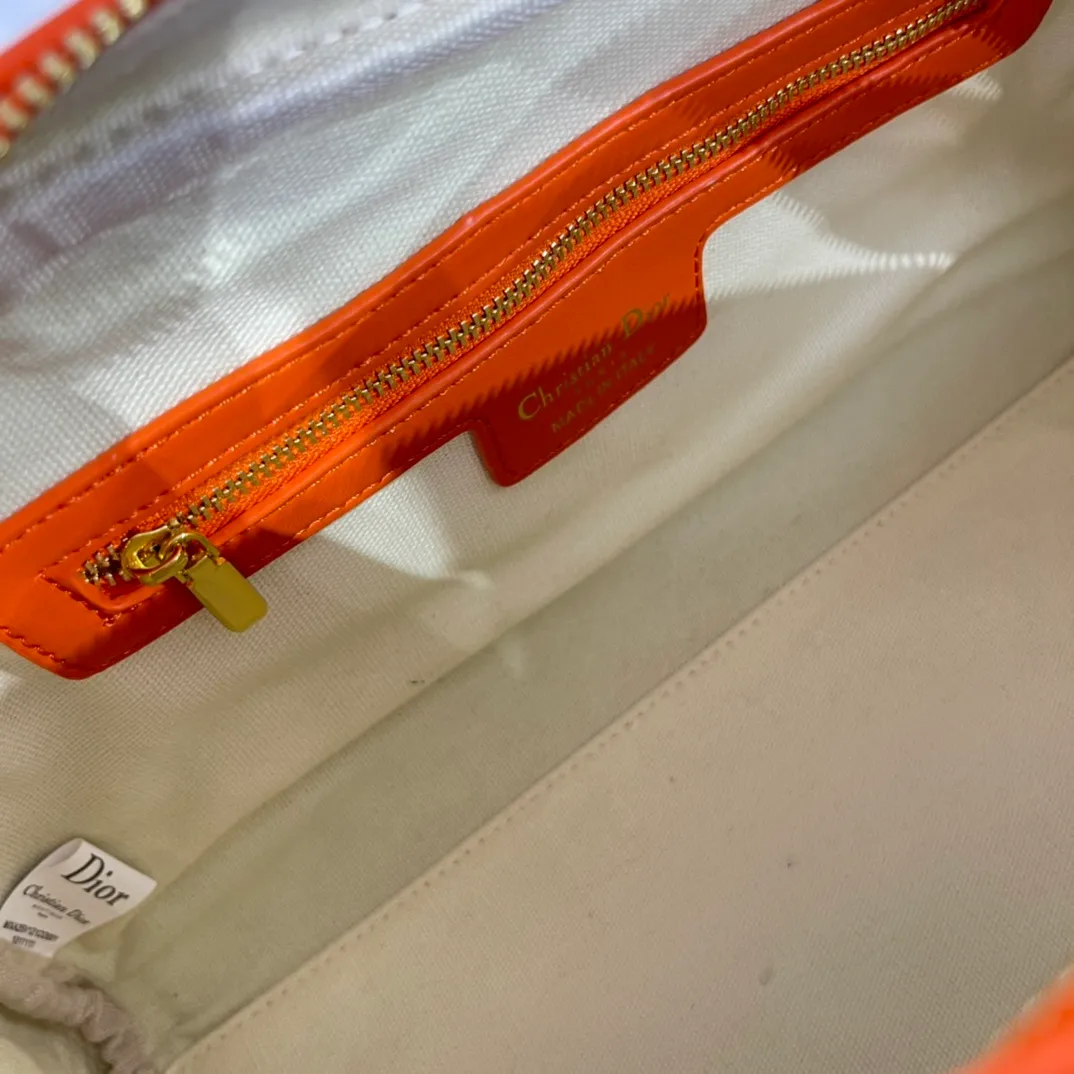 All categories Official website "Brand Women's Bags" Women's Bags 💙 DIOR 2022 Official New Dior Crossbody Bag Wholesale Large Size 58002000 Small Size 58001900 High Quality Specifications: Large Size 33-19.5-11CM Small Size 19-13-8CM
