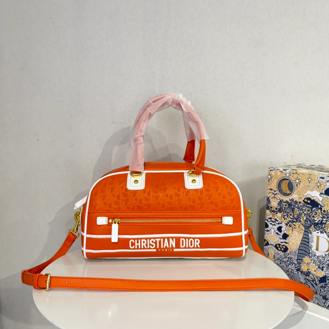 All categories Official website "Brand Women's Bags" Women's Bags 💙 DIOR 2022 Official New Dior Crossbody Bag Wholesale Large Size 58002000 Small Size 58001900 High Quality Specifications: Large Size 33-19.5-11CM Small Size 19-13-8CM