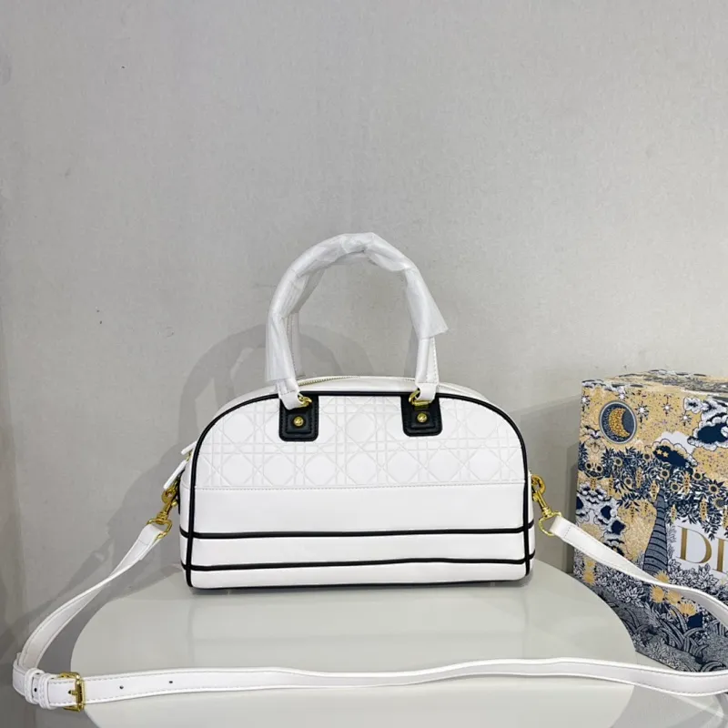 All categories Official website "Brand Women's Bags" Women's Bags 💙 DIOR 2022 Official New Dior Crossbody Bag Wholesale Large Size 58002000 Small Size 58001900 High Quality Specifications: Large Size 33-19.5-11CM Small Size 19-13-8CM